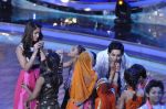 Varun Dhawan and Ileana DCruz on the sets of Lil Masters on Zee in Famous, Mumbai on 25th March 2014 (104)_5332bf9ee1e29.JPG