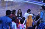 Varun Dhawan and Ileana DCruz on the sets of Lil Masters on Zee in Famous, Mumbai on 25th March 2014 (53)_5332bff7bf380.JPG