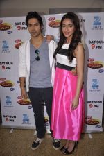 Varun Dhawan and Ileana DCruz on the sets of Lil Masters on Zee in Famous, Mumbai on 25th March 2014 (62)_5332bffcdfe27.JPG