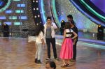 Varun Dhawan and Ileana DCruz on the sets of Lil Masters on Zee in Famous, Mumbai on 25th March 2014 (76)_5332bf91d0cd9.JPG