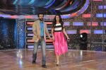 Varun Dhawan and Ileana DCruz on the sets of Lil Masters on Zee in Famous, Mumbai on 25th March 2014 (84)_5332bf956b6bd.JPG