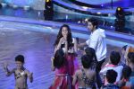 Varun Dhawan and Ileana DCruz on the sets of Lil Masters on Zee in Famous, Mumbai on 25th March 2014 (98)_5332bf9cd0f76.JPG