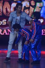 Varun Dhawan on the sets of Boogie Woggie grand finale in Malad, Mumbai on 25th March 2014 (63)_5332c4ad3b469.JPG