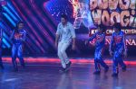 Varun Dhawan on the sets of Boogie Woggie grand finale in Malad, Mumbai on 25th March 2014 (69)_5332c4b13b6a4.JPG