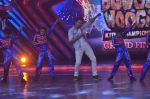 Varun Dhawan on the sets of Boogie Woggie grand finale in Malad, Mumbai on 25th March 2014 (76)_5332c4b4a7808.JPG