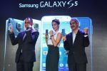 Freida Pinto at Samsung s5 launch in Delhi on 27th March 2014 (67)_533568fc64096.JPG