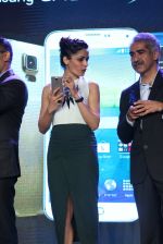 Freida Pinto at Samsung s5 launch in Delhi on 27th March 2014 (69)_53356900789d5.JPG
