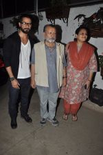 Shahid Kapoor, Pankaj Kapoor, Supriya Pathak at the screening of the film Inam in Mumbai on 26th March 2014 (77)_53355bee09131.JPG