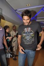 Siddharth Malhotra at the screening of the film Inam in Mumbai on 26th March 2014 (39)_53355c7a74fc1.JPG