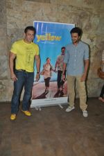 Salman Khan, Riteish Deshmukh at the special screening of Marathi film Yellow in Mumbai on 29th March 2014 (31)_53378bbcd21ef.JPG