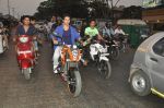 Varun Dhawan takes bike ride to promote Main Tera Hero in Goregaon, Mumbai on 31st March 2014 (24)_533aa52601940.JPG