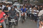 Varun Dhawan takes bike ride to promote Main Tera Hero in Goregaon, Mumbai on 31st March 2014 (27)_533aa527697f7.JPG