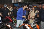 Varun Dhawan takes bike ride to promote Main Tera Hero in Goregaon, Mumbai on 31st March 2014 (35)_533aa52a221f4.JPG