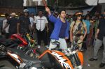 Varun Dhawan takes bike ride to promote Main Tera Hero in Goregaon, Mumbai on 31st March 2014 (41)_533aa52c0fa01.JPG