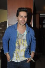 Varun Dhawan snapped with fans in PVR, Mumbai on 5th April 2014 (11)_5342acebc5105.JPG