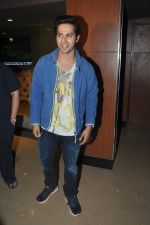 Varun Dhawan snapped with fans in PVR, Mumbai on 5th April 2014 (14)_5342ad04e3bb6.JPG