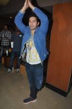 Varun Dhawan snapped with fans in PVR, Mumbai on 5th April 2014 (16)_5342ad11e7a56.JPG