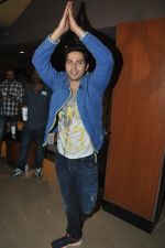 Varun Dhawan snapped with fans in PVR, Mumbai on 5th April 2014 (17)_5342ad192e7dc.JPG