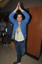 Varun Dhawan snapped with fans in PVR, Mumbai on 5th April 2014 (18)_5342ad1f561e0.JPG