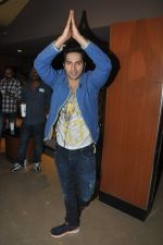 Varun Dhawan snapped with fans in PVR, Mumbai on 5th April 2014 (19)_5342ad2963d3a.JPG