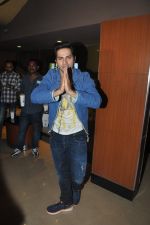 Varun Dhawan snapped with fans in PVR, Mumbai on 5th April 2014 (20)_5342ad30b4afb.JPG