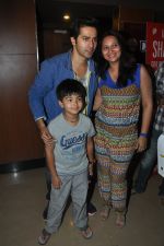 Varun Dhawan snapped with fans in PVR, Mumbai on 5th April 2014 (8)_5342acdf275fa.JPG