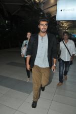 Arjun Kapoor snapped at airport after they return from Delhi on 16th April 2014 (9)_534f4645df0fb.JPG