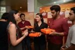 Alia Bhatt, Arjun Kapoor promote 2 states at Go mad over donuts in Mumbai on 17th April 2014 (12)_535171ef59d98.jpg