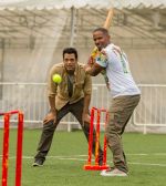 Samir Kochhar with Jamie Foxx playing cricket for the special episode of  Sony MAX Extraaa Innings 1_5355f6b1df002.jpg