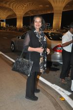 Shabana Azmi leave for IIFA Tampa on day 1 in Mumbai on 21st April 2014 (114)_53560ea32b6f7.JPG