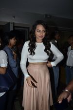Sonakshi Sinha promotes Holiday film on ZEE Lil masters in Famous on 21st April 2014 (20)_5355fe31d1de7.JPG