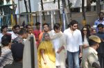 Amitabh Bachchan, Jaya Bachchan, Abhishek Bachchan, Aishwarya Rai Bachchan voting at Jamnabai School in Mumbai on 24th April 2014 (143)_5359cf66ad9f5.JPG