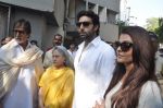 Amitabh Bachchan, Jaya Bachchan, Abhishek Bachchan, Aishwarya Rai Bachchan voting at Jamnabai School in Mumbai on 24th April 2014 (146)_5359cf72e298f.JPG