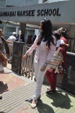 Bhagyashree voting at Jamnabai School in Mumbai on 24th April 2014 (72)_5359cfc9b8ae9.JPG