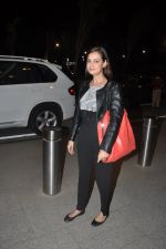 Dia Mirza at IIFA Day 4 departures in Mumbai Airport on 24th April 2014(53)_5359cbdb6af2e.JPG