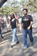 Sonali Bendre, Goldie Behl voting at Jamnabai School in Mumbai on 24th April 2014 (28)_5359d0a3c03aa.JPG