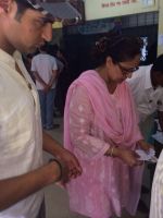 Tanuj Virwani and mother Rati Agnihotri step out to vote on 24th April 2014 (5)_535a39dc2c13d.jpg