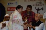 Lata Mangeshkar at Master Deenanath Mangeshkar awards in Mumbai on 24th April 2014 (5)_535b54900208a.JPG