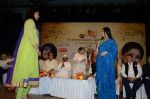 Lata Mangeshkar, Padmini Kolhapure, Tejaswini Kolhapure at Master Deenanath Mangeshkar awards in Mumbai on 24th April 2014 (60)_535b54c7a43d2.JPG