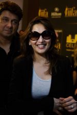 Madhuri Dixit Nene arrives at Tampa International Airpot on 25th April 2014 for IIFA (1)_535c07804244a.jpg