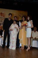 Ranbir Kapoor, Neetu Singh, Rishi Kapoor,  Riddhima Kapoor at Master Deenanath Mangeshkar awards in Mumbai on 24th April 2014 (63)_535b53bb8cae9.JPG