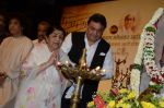 Rishi Kapoor, Lata Mangeshkar at Master Deenanath Mangeshkar awards in Mumbai on 24th April 2014 (18)_535b54e1e3f70.JPG