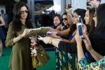 Sridevi arrives at Tampa International Airpot on 25th April 2014 for IIFA (4)_535c06936bf93.jpg