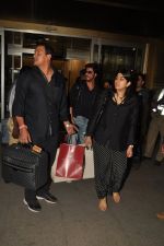 Shahrukh Khan returns from Abu Dhabi on 30th April 2014 (12)_53624cbd5309f.JPG