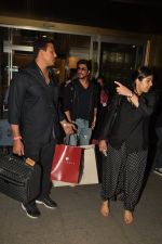 Shahrukh Khan returns from Abu Dhabi on 30th April 2014 (15)_53624cd0598df.JPG