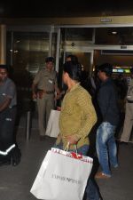 Shahrukh Khan returns from Abu Dhabi on 30th April 2014 (2)_53624c4cb9c8e.JPG