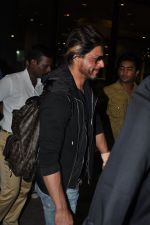 Shahrukh Khan returns from Abu Dhabi on 30th April 2014 (24)_53624d0696a0a.JPG