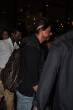 Shahrukh Khan returns from Abu Dhabi on 30th April 2014 (25)_53624d0b2da23.JPG