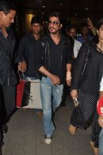 Shahrukh Khan returns from Abu Dhabi on 30th April 2014 (26)_53624d16158f1.JPG