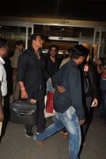 Shahrukh Khan returns from Abu Dhabi on 30th April 2014 (6)_53624c79e9812.JPG